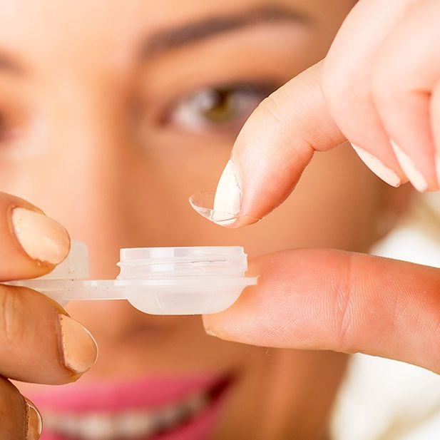 Tips_when_going_to_a_party_if_you_use_contact_lenses_row_6