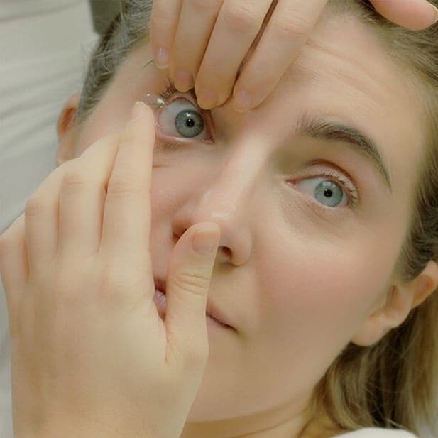 How_to_Put_in_Contact_Lenses_row_4