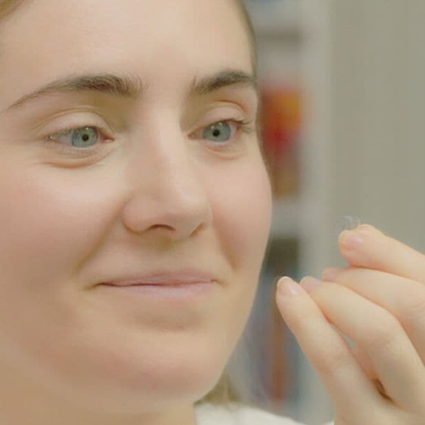 How_to_remove_contact_lenses_row_6