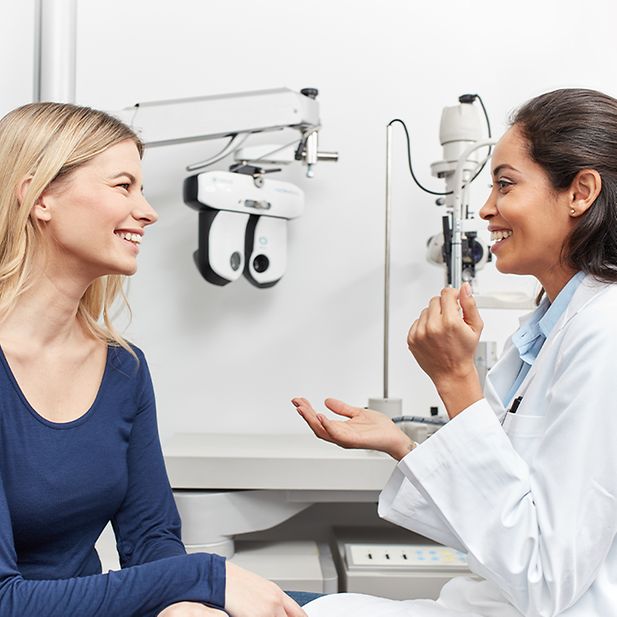 Optometrista y paciente sonrientes durante una consulta