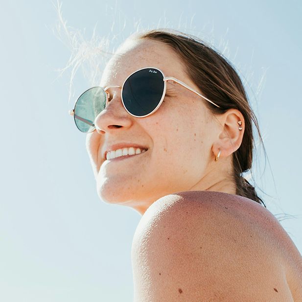 chica sonriente con gafas de sol