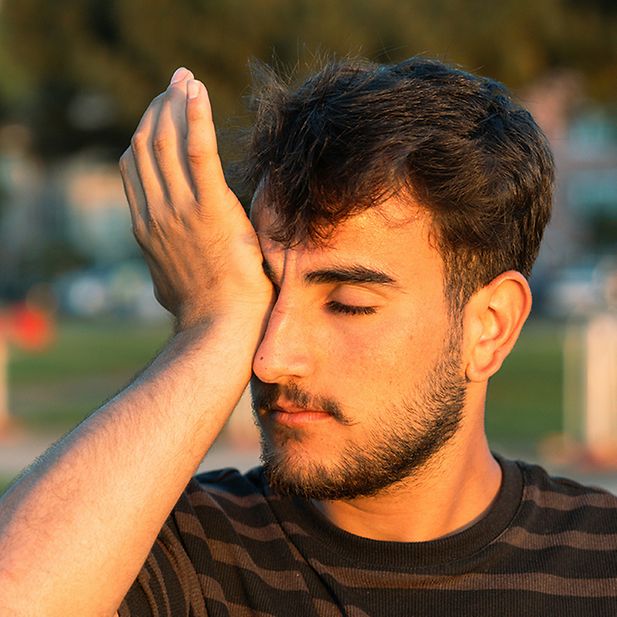 chico frotándose los ojos 