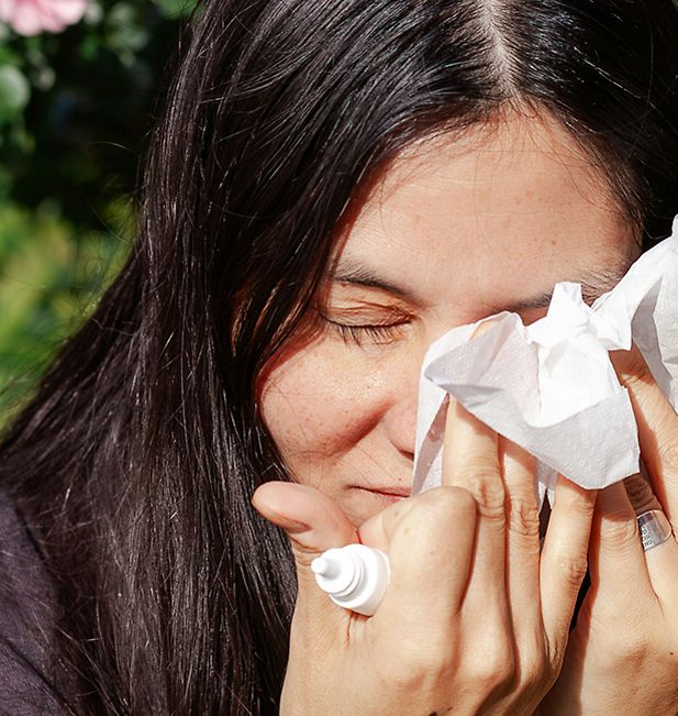 chica secándose los ojos con un pañuelo