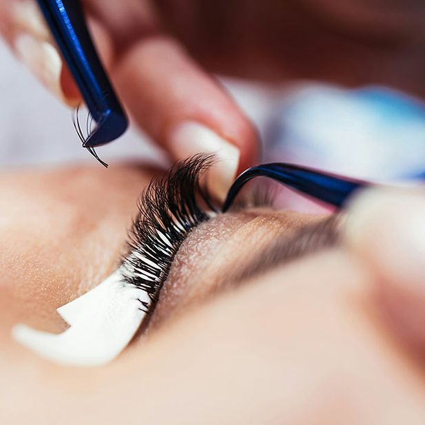 Aplicación de extensiones de pestañas con pinzas profesionales
