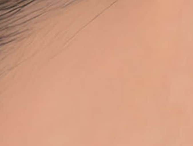 Primer plano de ojo con extensiones de pestañas aplicadas en ojo maquillado