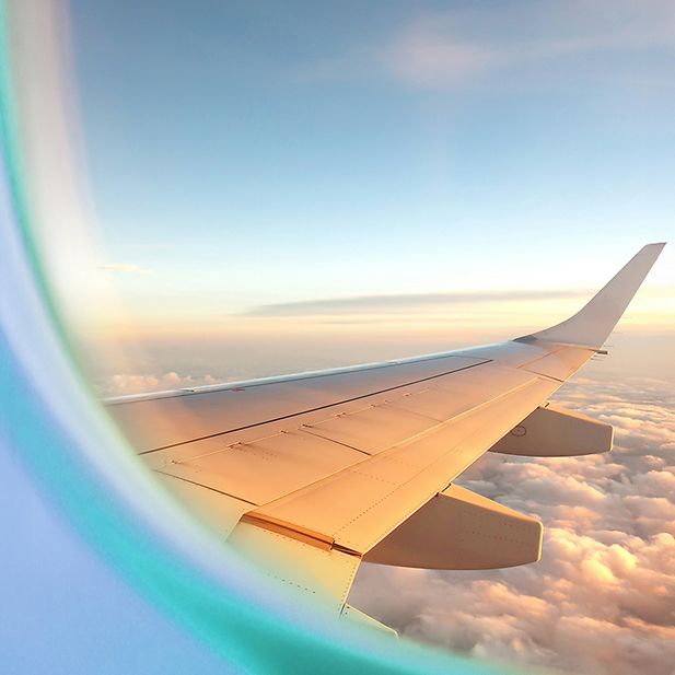 Avión en un cielo azul claro con nubes