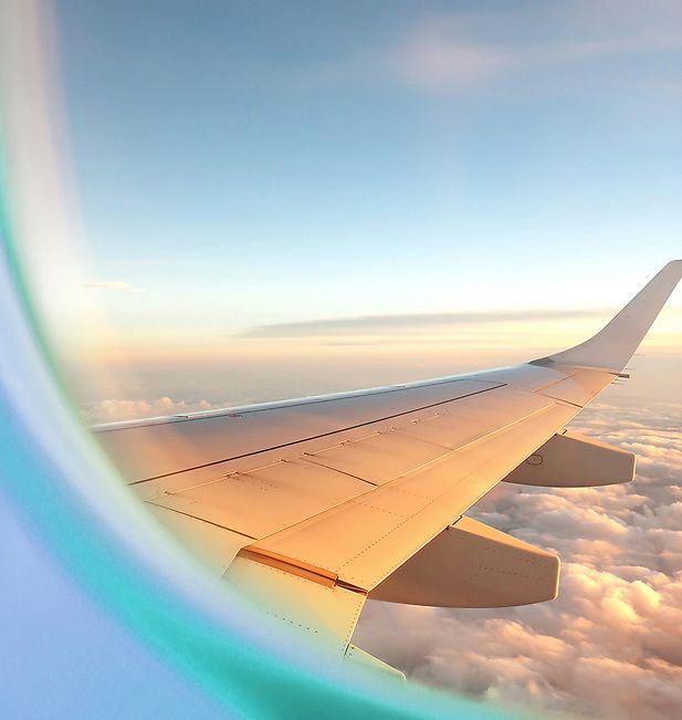 Avión en un cielo azul claro con nubes