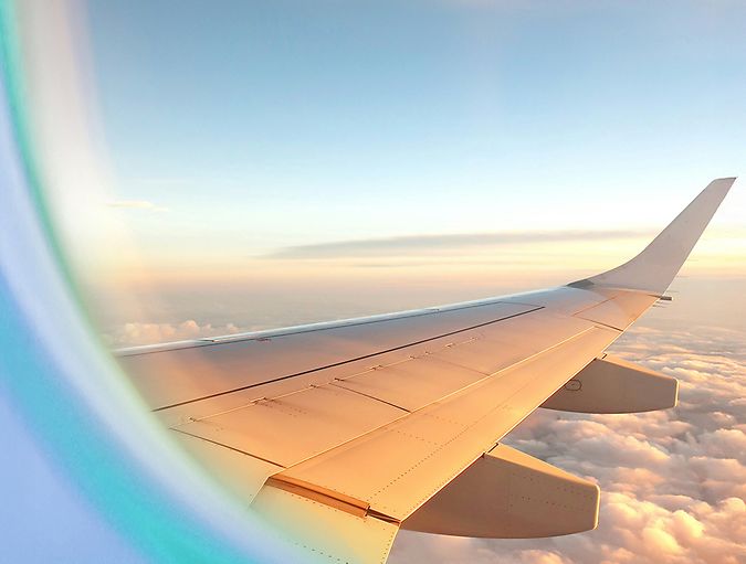Avión en un cielo azul claro con nubes