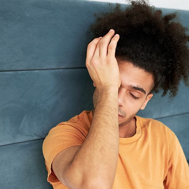 Ilustración en primer plano de cómo se ajusta una lentilla sobre la córnea frente a cuando está suelta.