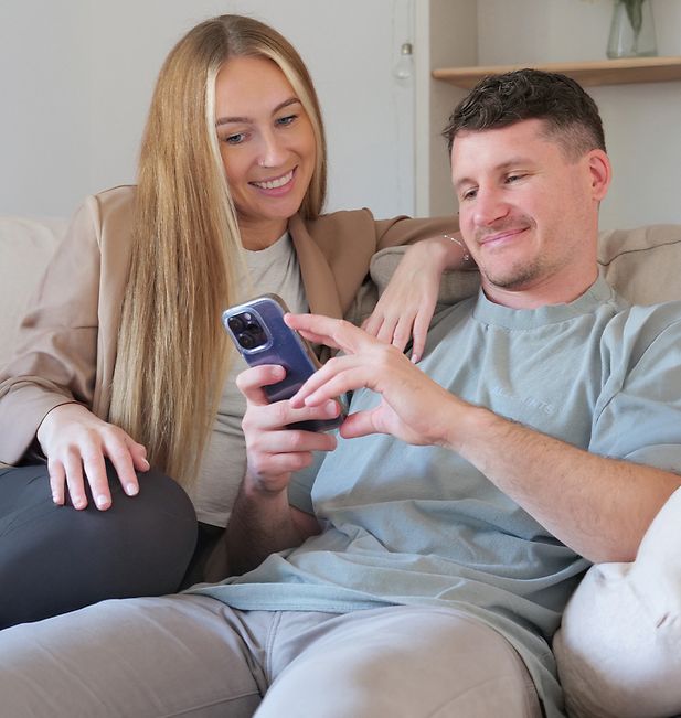 What are hybrid contact lenses?