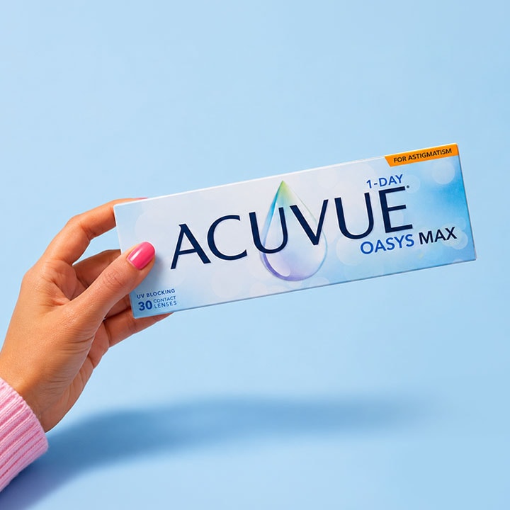Mano sosteniendo una caja de lentillas diarias Acuvue Oasys Max 1-Day